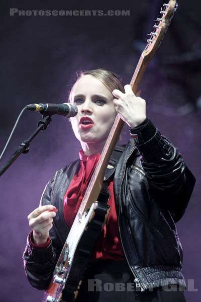 ANNA CALVI - 2011-08-28 - SAINT CLOUD - Domaine National - Scene de la Cascade - 